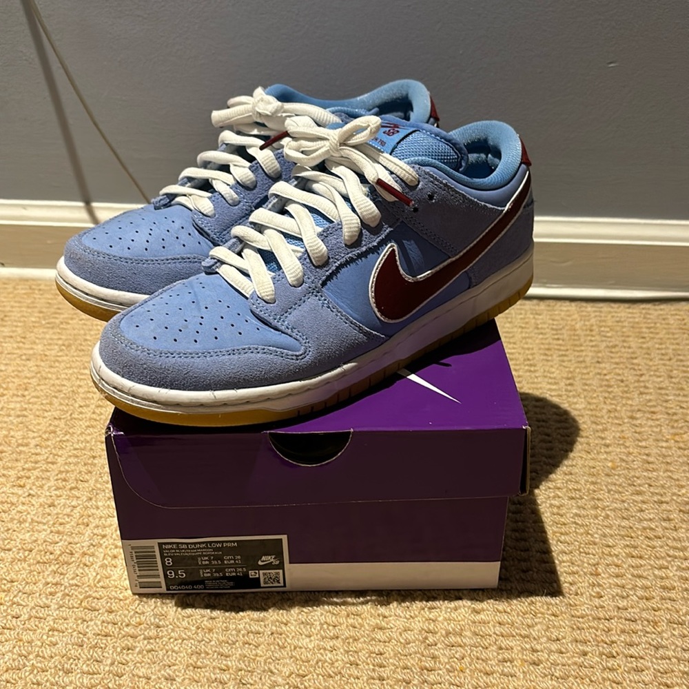 Nike SB Philly dunks. *COMES WITH LACES* Lightly used.